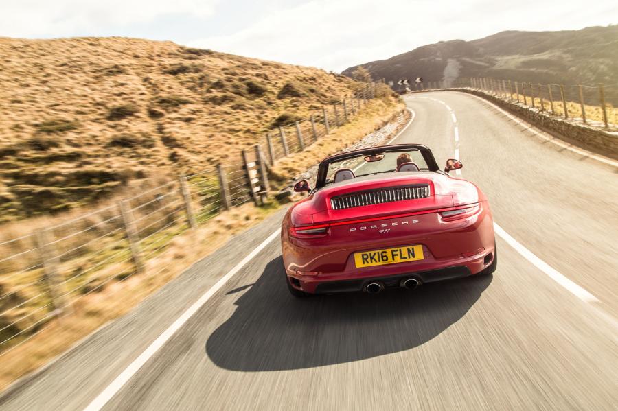  Porsche 911 Carrera 4S Cabriolet 2016 года  (UK) (фото 4 из 30)